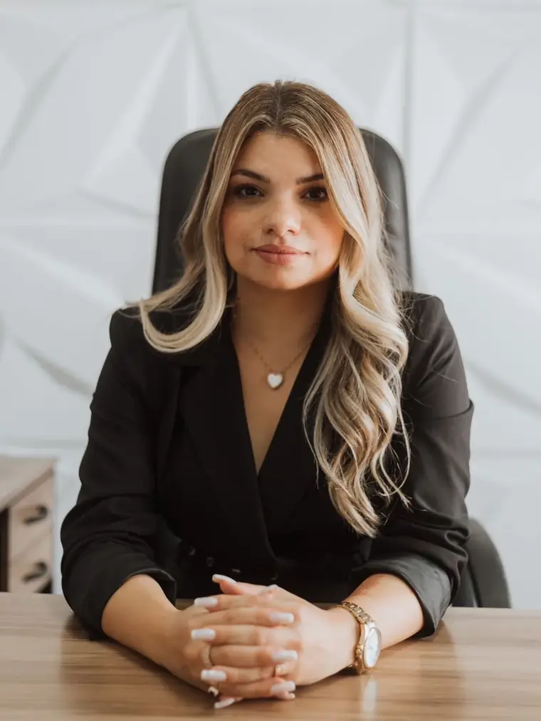 Dra. Camila Chagas, advogada, em seu escritório em São Paulo