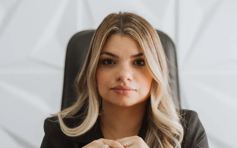 Dra. Camila Chagas em sua sala, no escritório em São Paulo
